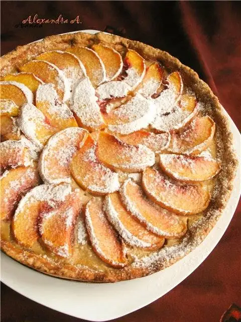 Тарт с персиками и сливочным кремом