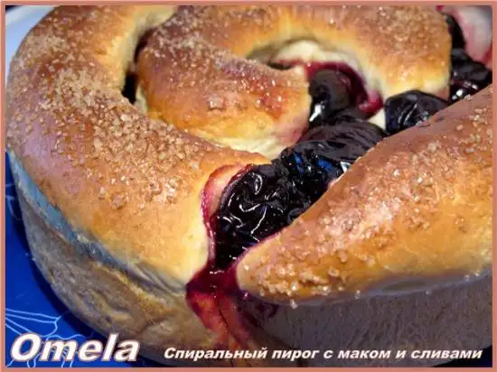 Спиральный пирог с маком и сливами