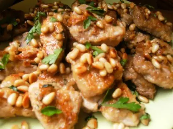 Свинина в лимонно-медовом соусе с кедровыми орешками