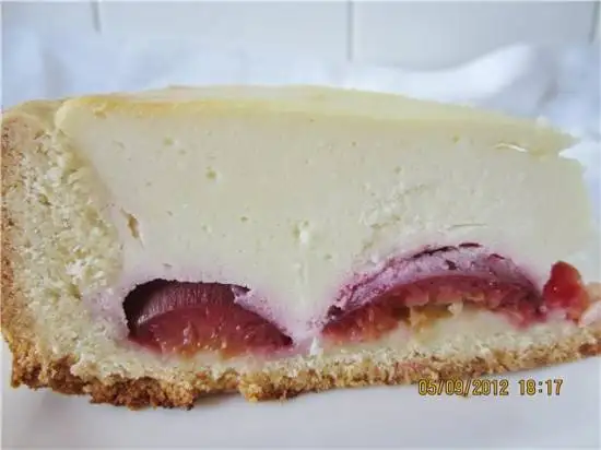 Пирог песочный с творогом и сливами