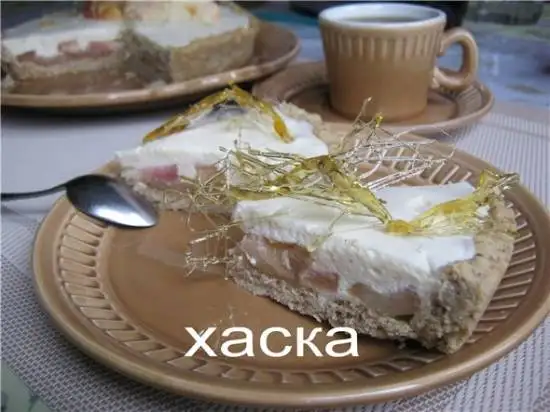 Торт песочный с фруктами и баварским карамельным муссом