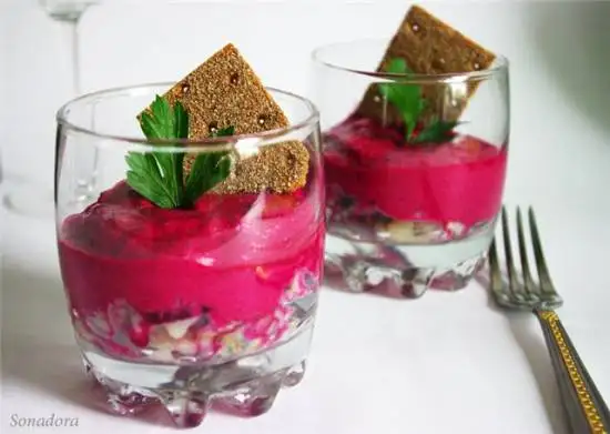 Селёдка под свекольным соусом