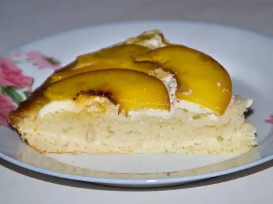 Открытый пирог с персиками