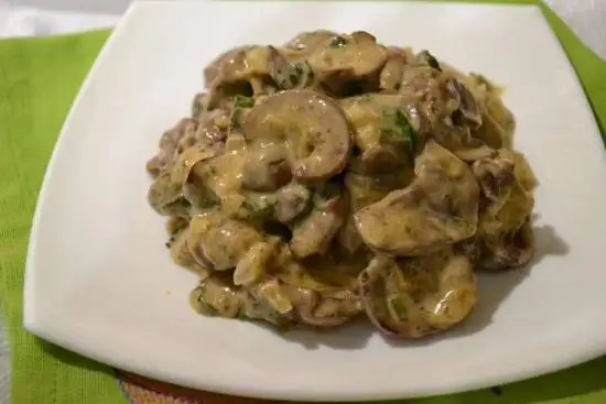 Почки говяжьи, тушеные со сметаной