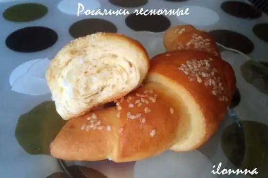 Рогалики чесночные с кунжутом