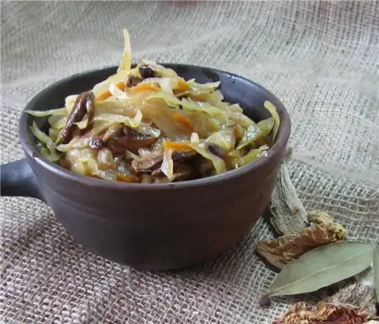 Капуста, тушенная с сухими грибами