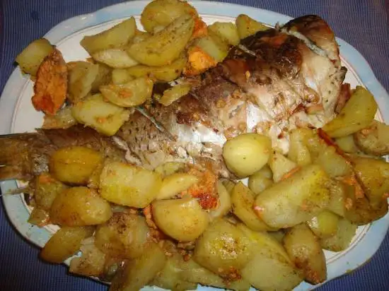 Карп, запеченный с яблоками и картофелем