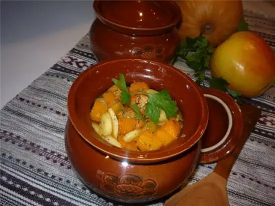 Свинина, томленная в горшочках с тыквой, пастернаком и яблоками