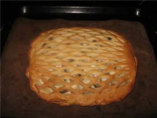 Пирог с семгой и грибами