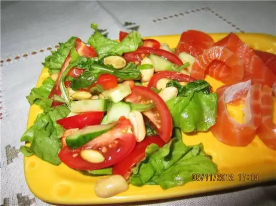 Легкий салат с орешками и семечками