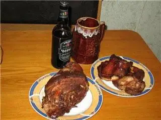 Свиные ушки и рулька в темном пиве