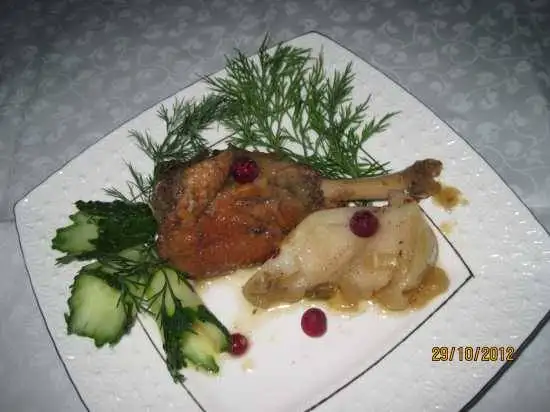 Утка (гусь) тушеная в пиве с яблоками