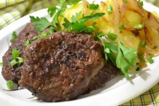 Шницель из печени индейки с луком
