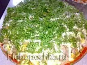 Салат «Сосновый бор»
(с крабовыми палочками и маринованными грибами)