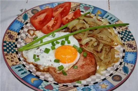 Мясной хлеб с яичницей