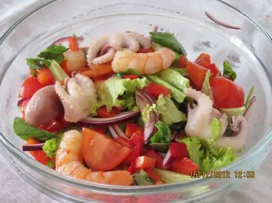 Овощной салат с молодыми осьминогами и креветками
