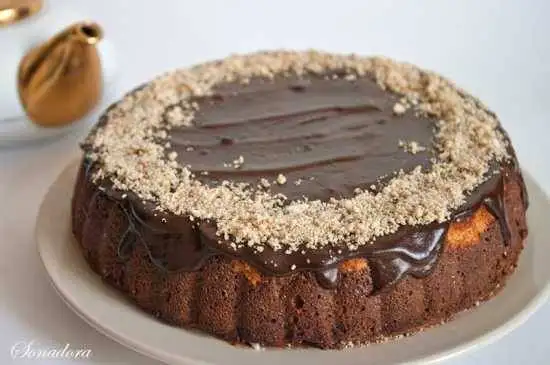 Пирог Tres leches с шоколадным сиропом