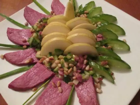 Салат с кедровыми орешками и грушей