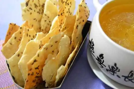Куриный бульон с пшеничными чипсами с кунжутом