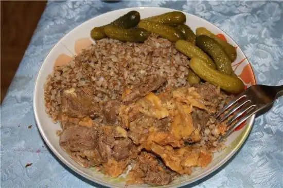 Говядина в соевом соусе, с луком и сыром