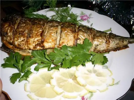 Ароматная запеченная скумбрия с луком