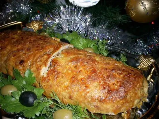 Аппетитный мясной рулет из фарша с начинкой
