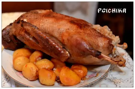 Гусь на Рождество, запеченный в рукаве с рисом и картофелем