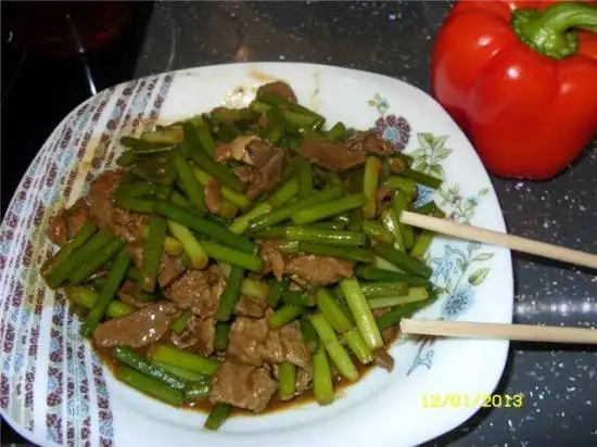Мясо с побегами чеснока по-китайски (в мультиварке)