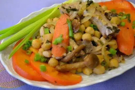 Теплый салат с нутом и хурмой