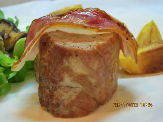 Свиная вырезка, запеченная с беконом и чесноком