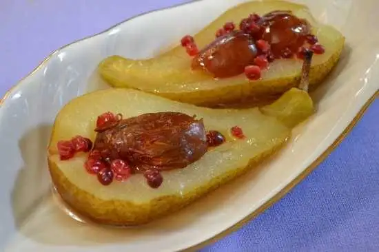 Груши с финиками на пару