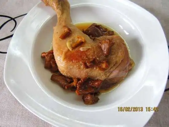 Куриные ножки, тушенные в пиве с грибами