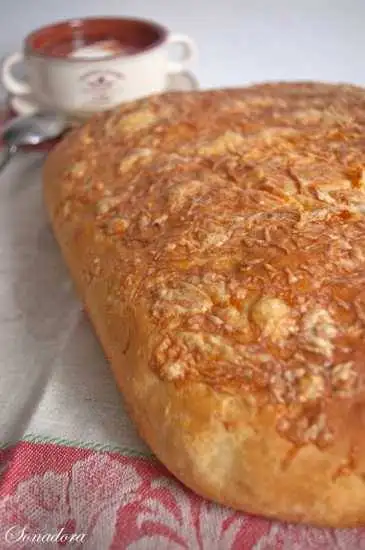 Картофельная фокачча с сыром и печеным чесноком