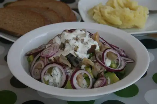 Салат с копченой скумбрией
