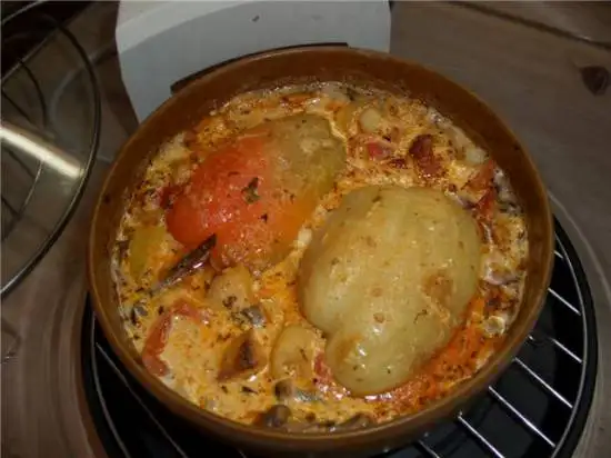Перец фаршированный мясом, овощами, со сливочной подливой