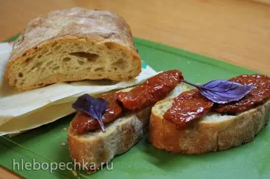 Белый хлеб с вялеными помидорами