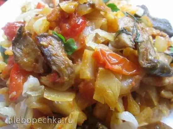 Пряная капуста с грибами и томатами