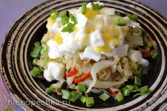 Теплый капустный салат с яйцом