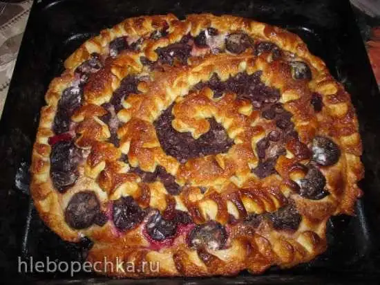 Сладкий открытый пирог с вишней и сливой