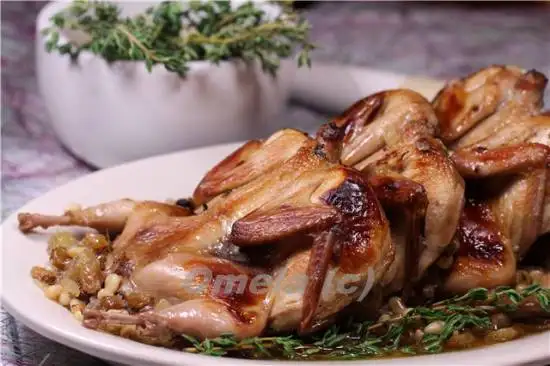 Перепелки в вине с изюмом и орехами