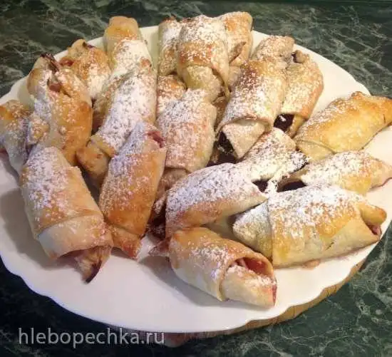 Рогалики с яблоками и черной смородиной