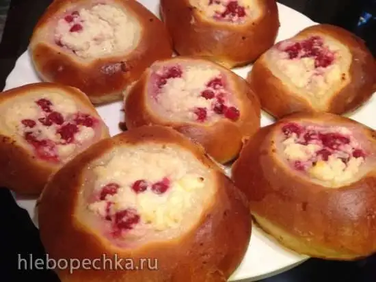 Ватрушки с творогом и красной смородиной