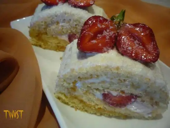 Рулет с творожным кремом и клубникой