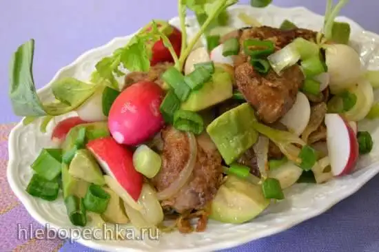 Теплый салат с куриной печенью, авокадо, молодым редисом