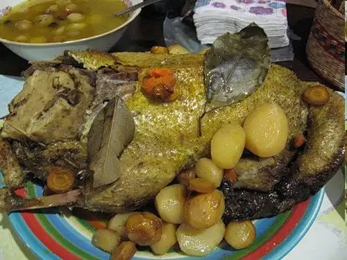 Утка со сметаной, фаршированная булкой
