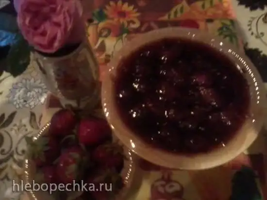 Варенье клубничное с лепестками чайной розы