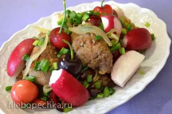 Теплый салат с куриной печенью, редисом и черешней