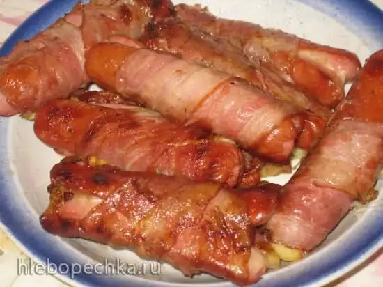 Сосиски с сыром и беконом на барбекю
