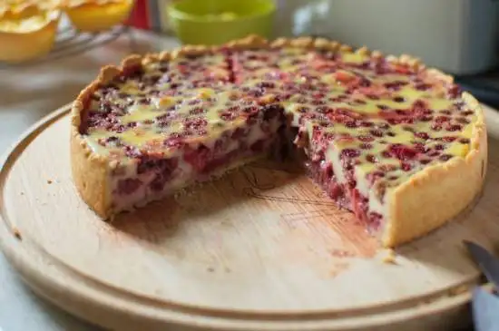 Пирог с клубникой на яйцах