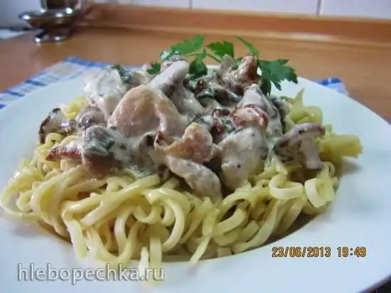 Филе курицы в сливочном соусе с лисичками